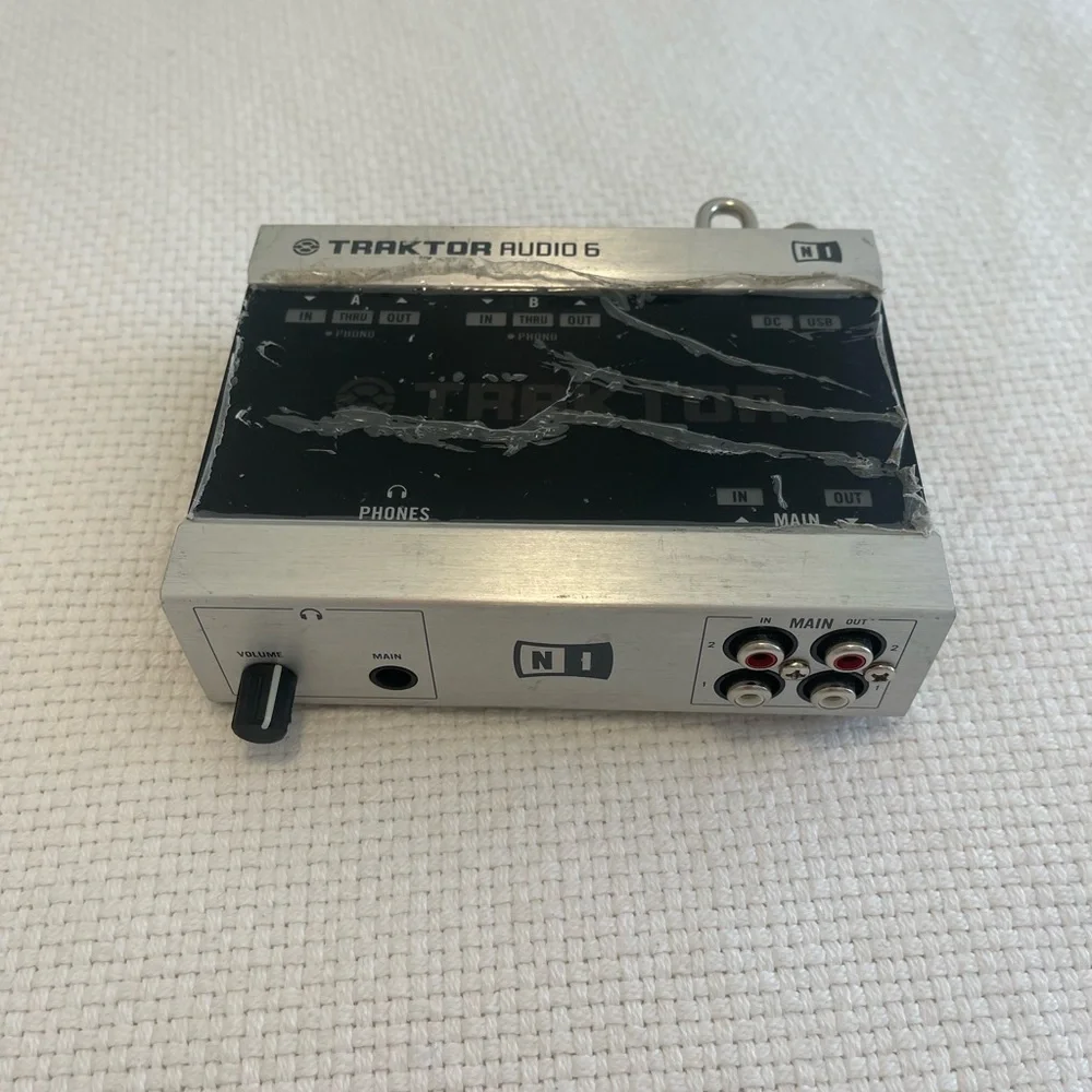 Native Instruments Traktor Audio 6 DJ Interface Set - Picture 5 of 6